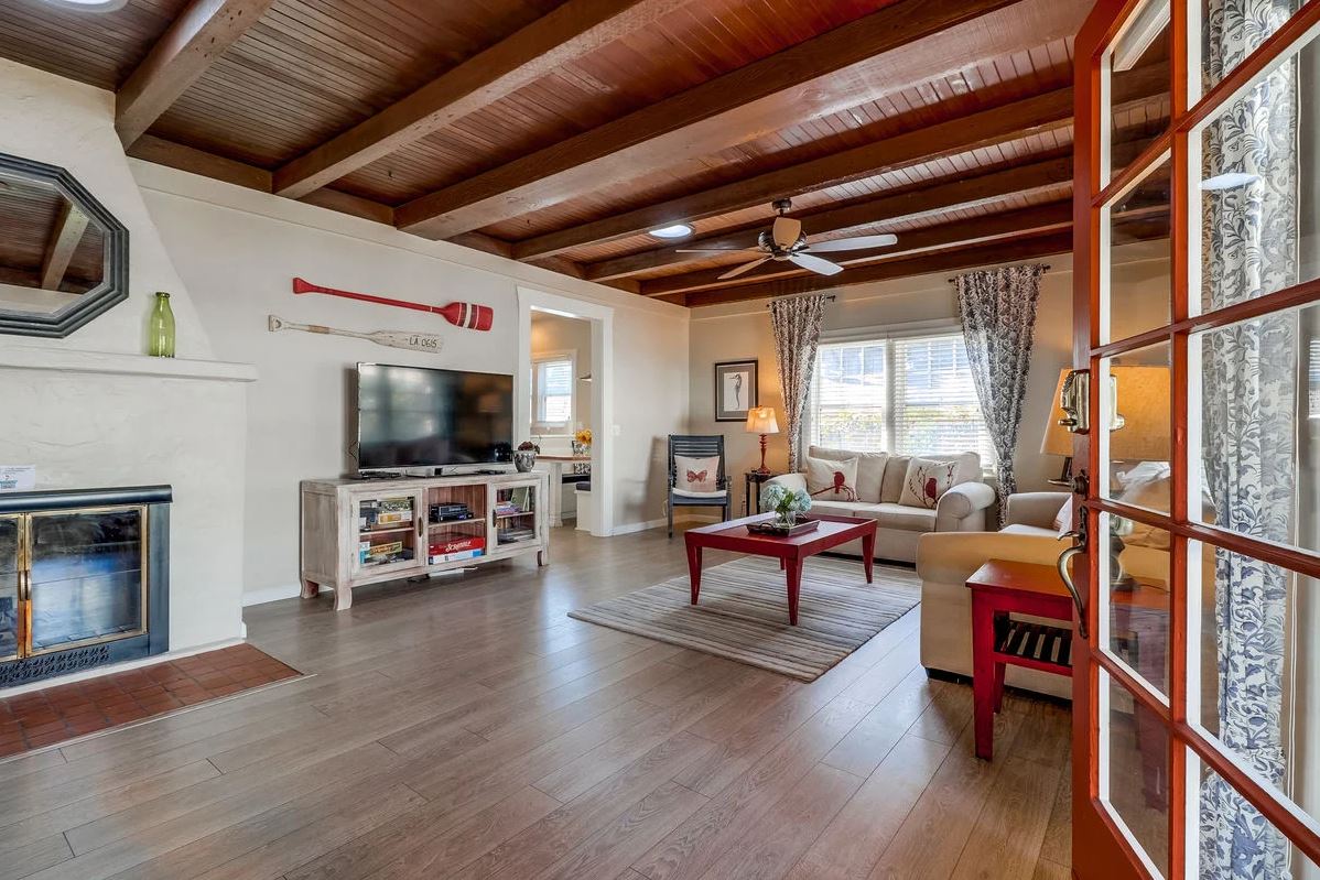 The living room of this La Jolla Beachfront property
